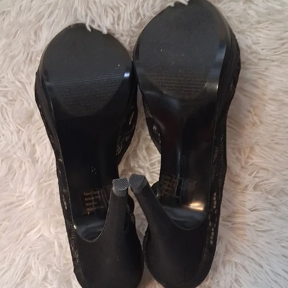 Lulu Townsend NWOT Elegant Black Lace Heels - Picture 4 of 11